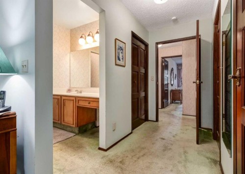 268 Pump Hill Gardens Sw, Calgary, AB - Indoor Photo Showing Other Room