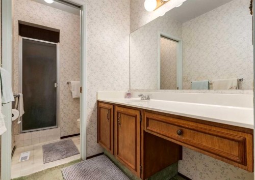 268 Pump Hill Gardens Sw, Calgary, AB - Indoor Photo Showing Bathroom