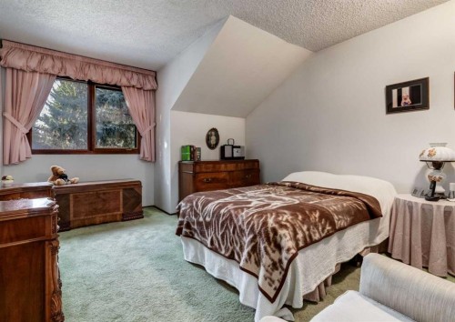 268 Pump Hill Gardens Sw, Calgary, AB - Indoor Photo Showing Bedroom