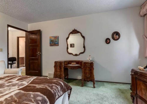 268 Pump Hill Gardens Sw, Calgary, AB - Indoor Photo Showing Bedroom