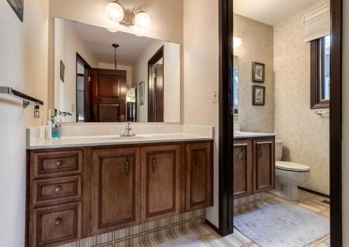 268 Pump Hill Gardens Sw, Calgary, AB - Indoor Photo Showing Bathroom