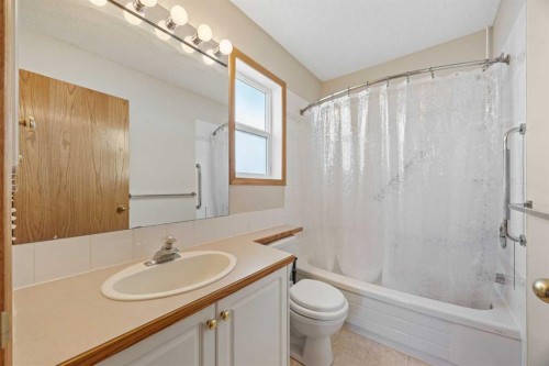 220 Sunset Place, Okotoks, AB - Indoor Photo Showing Bathroom