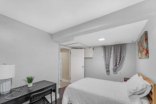 2117 17A Street Sw, Calgary, AB - Indoor Photo Showing Bedroom