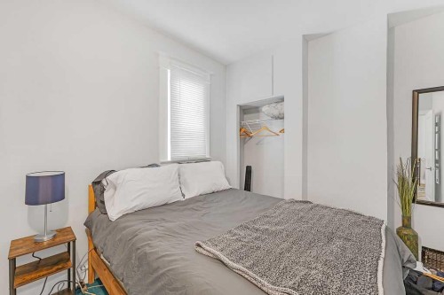 2117 17A Street Sw, Calgary, AB - Indoor Photo Showing Bedroom