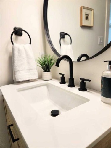 406 8 Avenue Se, High River, AB - Indoor Photo Showing Bathroom