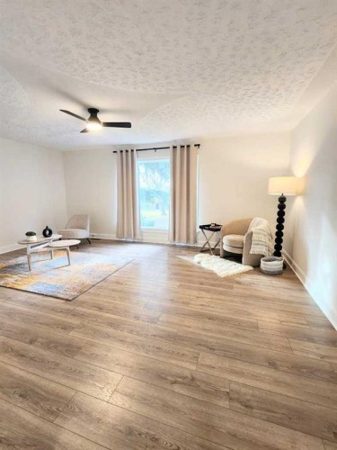 406 8 Avenue Se, High River, AB - Indoor Photo Showing Other Room