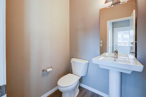 198 Masters Avenue Se, Calgary, AB - Indoor Photo Showing Bathroom