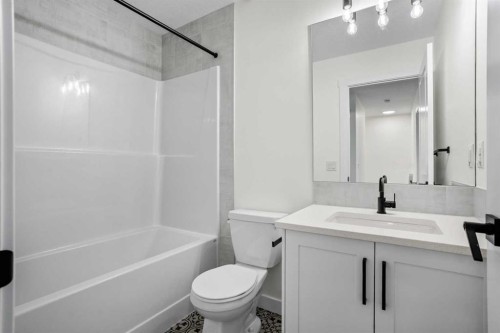 804-525 River Heights Drive, Cochrane, AB - Indoor Photo Showing Bathroom