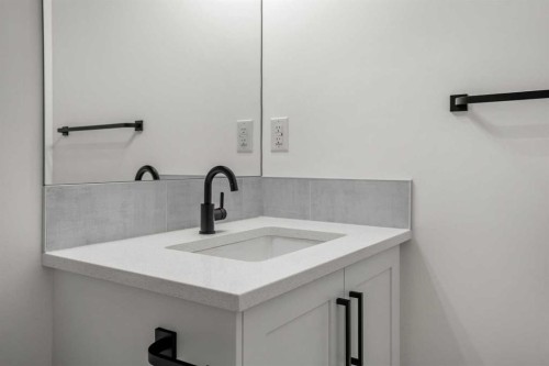 804-525 River Heights Drive, Cochrane, AB - Indoor Photo Showing Bathroom
