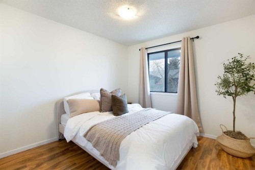 54-10030 Oakmoor Way Sw, Calgary, AB - Indoor Photo Showing Bedroom