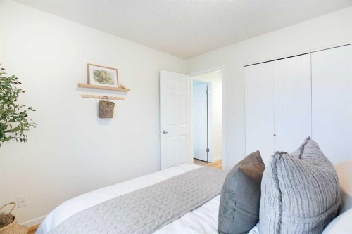 54-10030 Oakmoor Way Sw, Calgary, AB - Indoor Photo Showing Bedroom