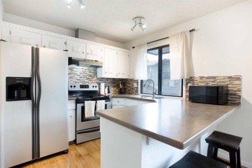 54-10030 Oakmoor Way Sw, Calgary, AB - Indoor Photo Showing Kitchen