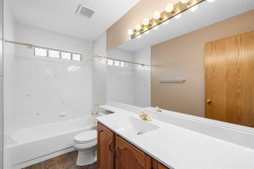 201 Signature Way Sw, Calgary, AB - Indoor Photo Showing Bathroom