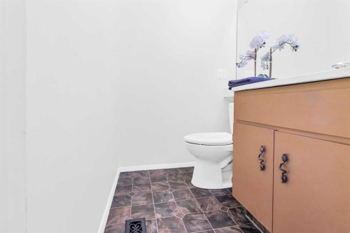 968 Bracewood Rise Sw, Calgary, AB - Indoor Photo Showing Bathroom