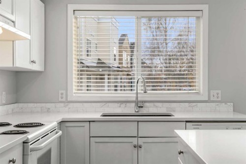 130 Promenade Way Se, Calgary, AB - Indoor Photo Showing Kitchen