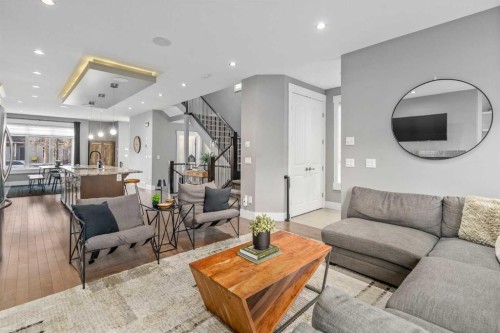 4528 17 Avenue Nw, Calgary, AB - Indoor Photo Showing Living Room