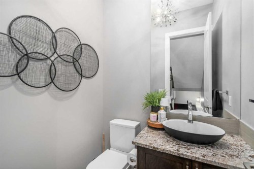 4528 17 Avenue Nw, Calgary, AB - Indoor Photo Showing Bathroom