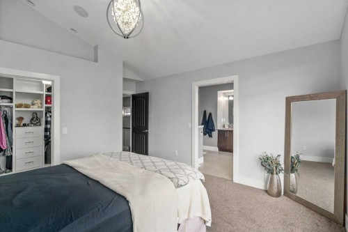 4528 17 Avenue Nw, Calgary, AB - Indoor Photo Showing Bedroom