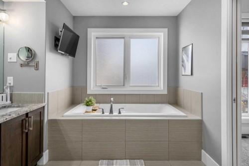 4528 17 Avenue Nw, Calgary, AB - Indoor Photo Showing Bathroom