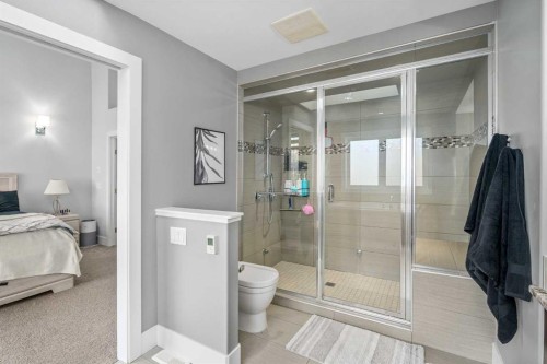 4528 17 Avenue Nw, Calgary, AB - Indoor Photo Showing Bathroom