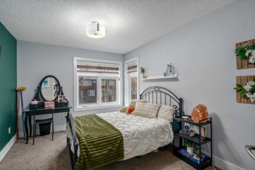 4528 17 Avenue Nw, Calgary, AB - Indoor Photo Showing Bedroom