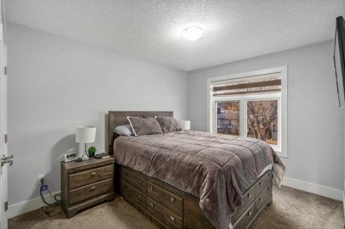 4528 17 Avenue Nw, Calgary, AB - Indoor Photo Showing Bedroom
