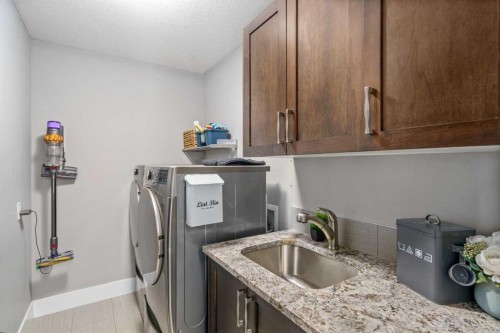 4528 17 Avenue Nw, Calgary, AB - Indoor Photo Showing Laundry Room