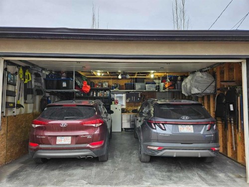 4528 17 Avenue Nw, Calgary, AB -  Photo Showing Garage