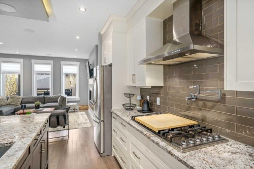 4528 17 Avenue Nw, Calgary, AB - Indoor Photo Showing Kitchen With Stainless Steel Kitchen With Upgraded Kitchen