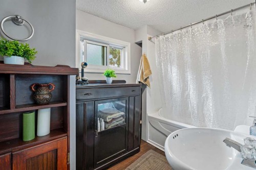 7417 24 Street Se, Calgary, AB - Indoor Photo Showing Bathroom