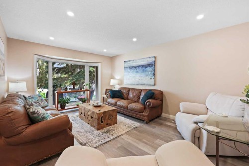 100 Hawkfield Crescent Nw, Calgary, AB - Indoor Photo Showing Living Room
