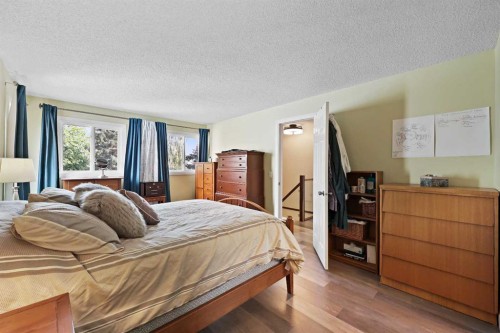 100 Hawkfield Crescent Nw, Calgary, AB - Indoor Photo Showing Bedroom