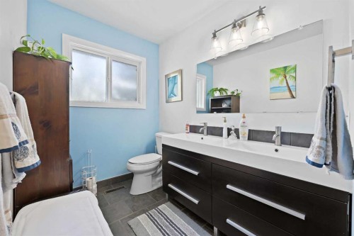 100 Hawkfield Crescent Nw, Calgary, AB - Indoor Photo Showing Bathroom