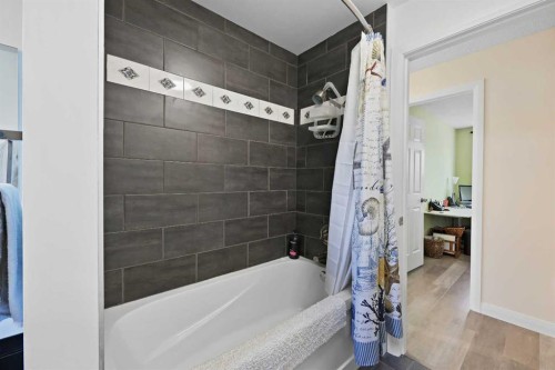 100 Hawkfield Crescent Nw, Calgary, AB - Indoor Photo Showing Bathroom