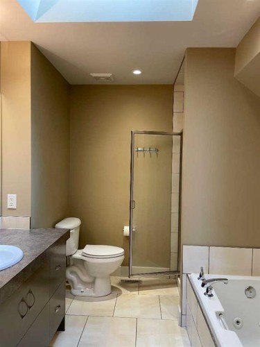 1604 18 Avenue Nw, Calgary, AB - Indoor Photo Showing Bathroom