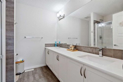 305 Nolanlake Villas Nw, Calgary, AB - Indoor Photo Showing Bathroom