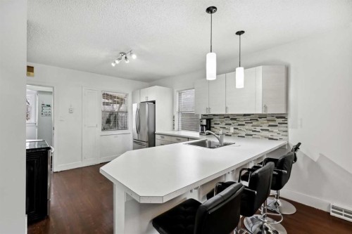 230 8A Street Ne, Calgary, AB - Indoor Photo Showing Kitchen With Upgraded Kitchen
