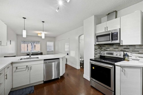 230 8A Street Ne, Calgary, AB - Indoor Photo Showing Kitchen