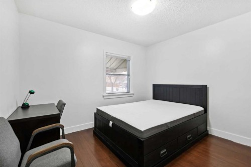 230 8A Street Ne, Calgary, AB - Indoor Photo Showing Bedroom