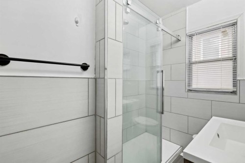 230 8A Street Ne, Calgary, AB - Indoor Photo Showing Bathroom