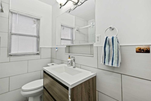 230 8A Street Ne, Calgary, AB - Indoor Photo Showing Bathroom