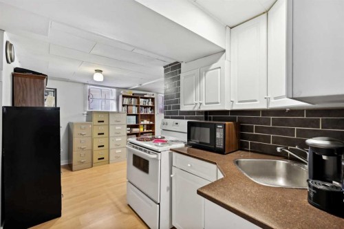 230 8A Street Ne, Calgary, AB - Indoor Photo Showing Kitchen