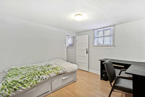 230 8A Street Ne, Calgary, AB - Indoor Photo Showing Bedroom