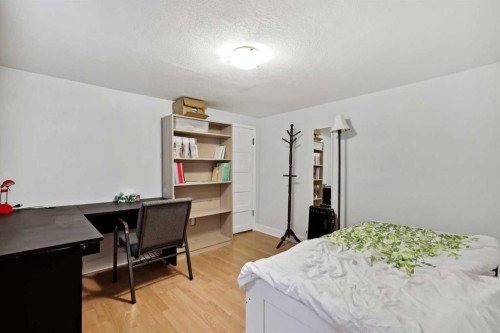 230 8A Street Ne, Calgary, AB - Indoor Photo Showing Bedroom