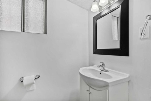 230 8A Street Ne, Calgary, AB - Indoor Photo Showing Bathroom