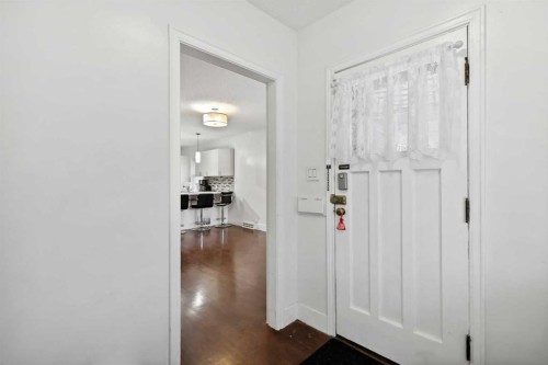 230 8A Street Ne, Calgary, AB - Indoor Photo Showing Other Room