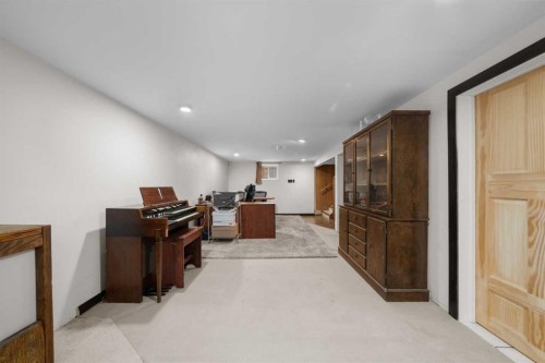 2219 41 Street Se, Calgary, AB - Indoor Photo Showing Other Room