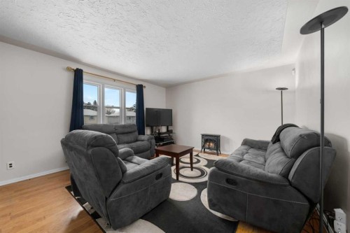 2219 41 Street Se, Calgary, AB - Indoor Photo Showing Living Room