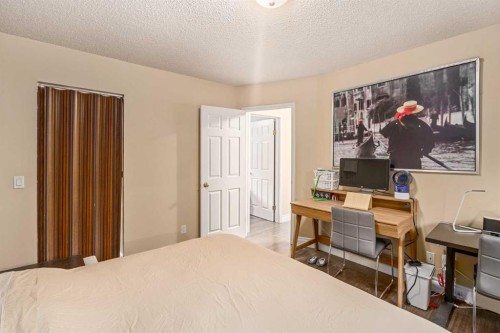 3-643 4 Avenue Ne, Calgary, AB - Indoor Photo Showing Bedroom