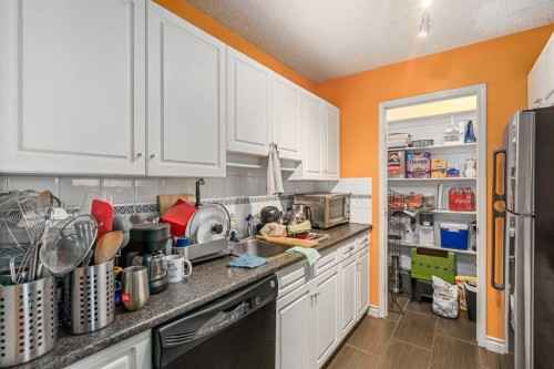 3-643 4 Avenue Ne, Calgary, AB - Indoor Photo Showing Kitchen